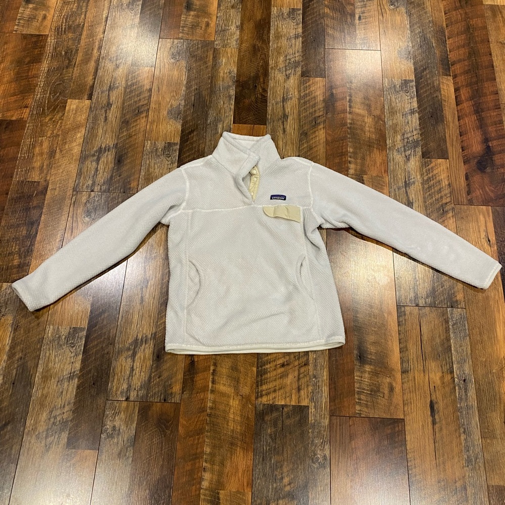 Medium cream fuzzy Patagonia pullover